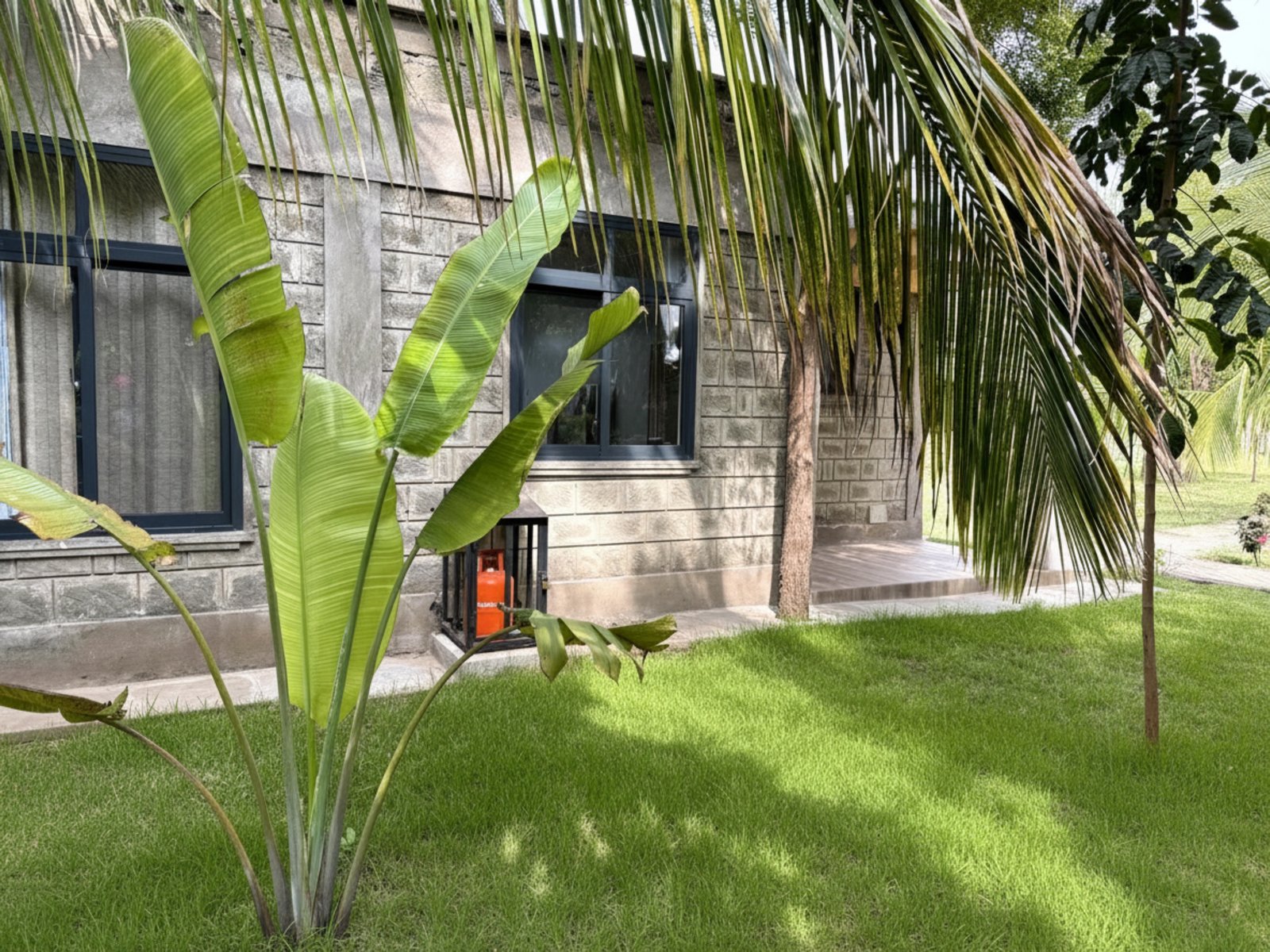 Courtyard Room exterior with garden pathway