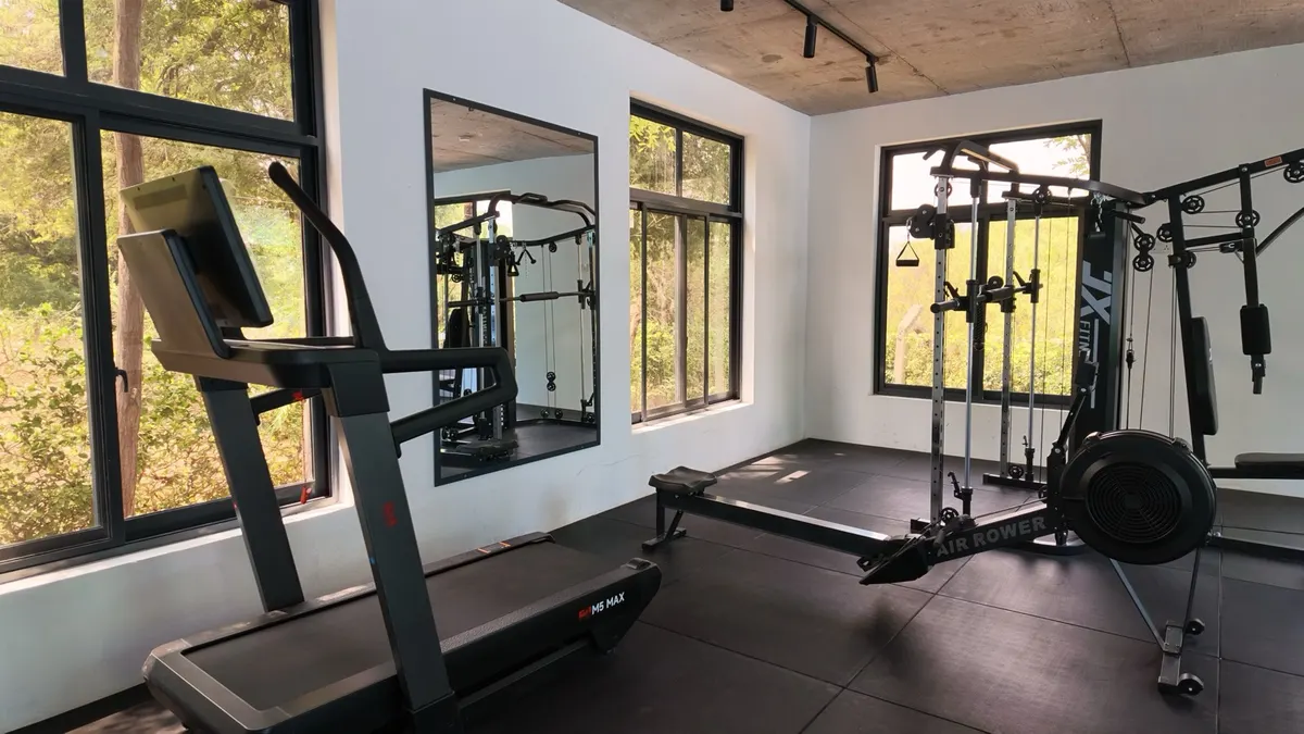 Cable machine and rowing machine in the Nagira gym